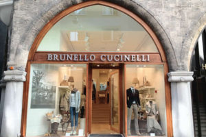 Un negozio monomarca del brand Cucinelli. |Close-up Engineering, sezione Management.