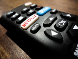 Il tempo passa e Netflix continua ad espandere il proprio dominio. Più aumenta la quantità di clienti abbonati, più la mole di contenuti originali (e non) presenti sulla piattaforma streaming diventa consistente. Si è generato un circolo vizioso che ha reso la multinazionale californiana la fonte di contenuti multimediali più frequentata degli ultimi tempi.