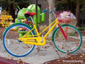 Per raggiungere il campus, inoltre, Google garantisce la presenza di navette ecologiche, mentre per gli spostamenti interni al complesso sono messe a disposizione le Google Bikes, biciclette che dipendenti e visitatori possono liberamente utilizzare