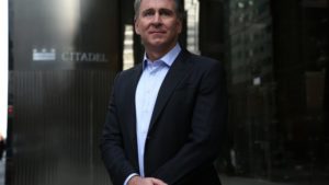 Ken Griffin, l’acquirente dell’attico ha 50 anni. E’ il fondatore di Citadel, compagnia che opera in campo finanziario, gestendo un portafoglio di investimento da 30 miliardi di dollari. Griffin è un trader sin dai tempi dell’università: secondo un aneddoto riportato da Forbes durante gli studi ad Harvard ha fatto installare un’antenna satellitare sul tetto del proprio dormitorio per ottenere le quotazioni azionarie in tempo reale. Quando ha fondato Citadel, nel 1990, poteva già contare su qualche anno di esperienza. La compagnia, che di cui oggi fanno parte oltre 1400 dipendenti esperti, è una delle più importanti e accreditate nel suo campo. Nel 2017 i rendimenti del fondo hanno garantito all’imprenditore un guadagno personale di quasi un miliardo e mezzo di dollari lordi, che sono andati ad aggiungersi ad un patrimonio già consistente. 