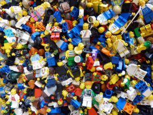 La situazione economica di Lego è stata piuttosto stabile negli ultimi anni (fatta eccezione per il 2017, in cui l’azienda ha sofferto un calo nelle vendite). E i dati del 2018 confermano il trend positivo. Stando al report pubblicato sul sito di Lego Group, nel 2018 la casa produttrice di giocattoli avrebbe fatturato 35, 4 miliardi di corone danesi, l’equivalente di circa 4,8 miliardi di euro, ricavandone un profitto netto di 8,1 miliardi (circa 1,1 miliardi di euro). Il reddito operativo registrato è stato di 10, 8 miliardi di euro, corrispondente ad un +4% rispetto ai 10,4 miliardi relativi al 2017. Le vendite globali sono invece cresciute del 3%.