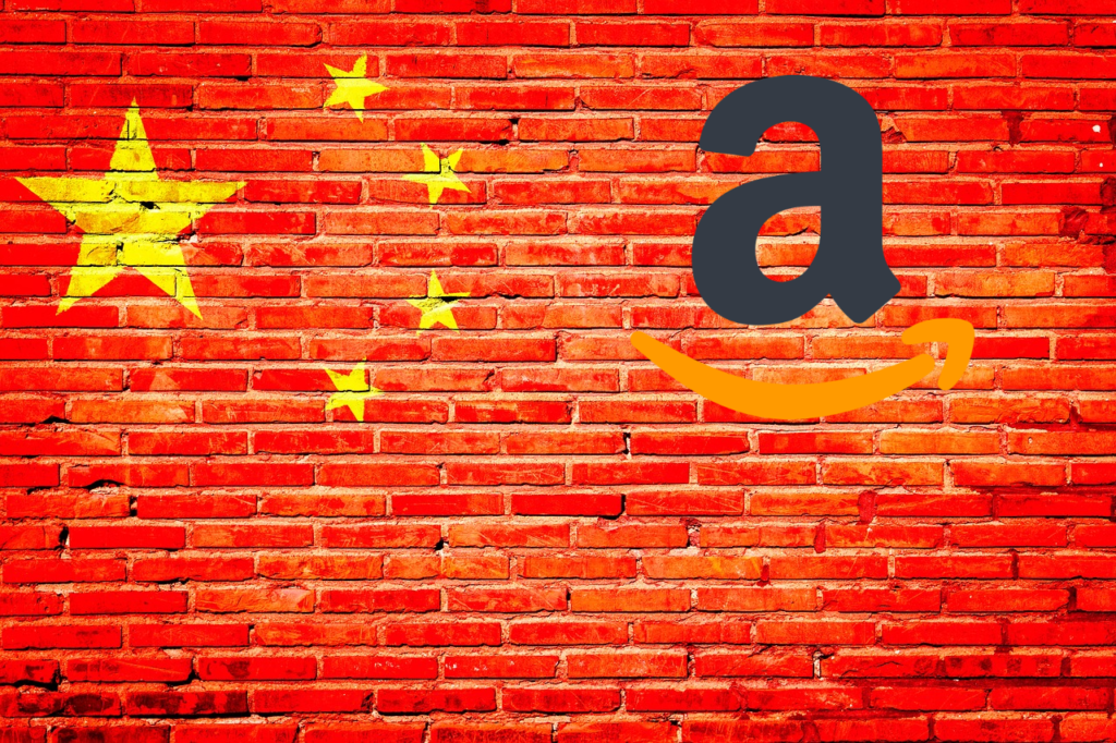 Amazon.com abbandonerà presto la Cina. Il gioco non vale la candela, se si considera che il mercato cinese degli E-business è controllato per l’82% da due soli negozi online, stando a quanto riportato da IlSole24Ore. Il primo è Tmall, sito di vendite B2C del gruppo Alibaba, fondato da Jack Ma (sito che nel 2018 aveva 500 milioni di utenti mensili). L’altro JD.com, ex 360buy, fattura 472 miliardi di CNY all’anno, cioè quasi 70 miliardi di dollari. Secondo alcune stime il sito di E-commerce americano deterrebbe meno dell’1% del mercato globale. Con un comunicato ufficiale l’azienda ha annunciato: “Stiamo notificando ai venditori che non opereremo più sulla piattaforma Amazon.cn e che non forniremo più i relativi servizi a partire dal 18 Luglio”. Jeff Bezos si è quindi dovuto inchinare ai “Signori” del commercio cinese? IlSole24Ore riporta ancora: “Negli ultimi anni, abbiamo trasformato la nostra attività di vendita al dettaglio in Cina per enfatizzare le vendite transfrontaliere e abbiamo riscontrato una forte risposta da parte dei clienti cinesi. La loro domanda di prodotti autentici e di alta qualità provenienti da tutto il mondo continua a crescere rapidamente e, data la nostra presenza globale, Amazon è ben posizionata per servirli. Continuiamo ad effettuare degli aggiustamenti nella gestione operativa per concentrare i nostri sforzi sulle vendite transfrontaliere in Cina e per continuare a migliorare l’esperienza sia per i clienti cinesi sia per i nostri partner di vendita globali”. Non per questo motivo Amazon si ritirerà del tutto dalla Cina. Di fatti l’unico servizio che non verrà più erogato in Cina sarà Amazon Marketplace, ovvero il sito B2C. Rimarranno ancora attivi i servizi Amazon Global Store, Amazon Global Selling, AWS, e Kindle. La società ha sottolineato che “L’impegno di Amazon verso la Cina resta forte”.