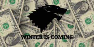 Cominciamo dal budget, classificando i costi per singolo episodio. L’ultima stagione di GOT, secondo un’analisi di Variety, è costata intorno ai 15 milioni di dollari a episodio, per un totale di oltre 90 milioni per l’intera stagione. Il costo di ogni episodio ha superato di gran lunga quello delle stagioni precedenti. Il budget assegnato a ciascun episodio della prima stagione era di 6 milioni di dollari. La stagione più costosa era stata invece la settima, con un costo stimato di 100 milioni, vale a dire circa 13 milioni a puntata. Una buona parte dei costi sono andati a ricoprire i cachet degli attori: alcuni di loro (per esempio Emilia Clarke e Kit Harrington) sono arrivati a guadagnare fino a 500 mila dollari a episodio. Ci sono stati, poi, costi di natura organizzativa (hotel, location, servizi per la troupe) che – secondo quanto stimato da HBO – hanno toccato le 150 milioni di sterline. Con tutti i relativi vantaggi per le zone interessate (Irlanda, Scozia, Marocco, Canada, Malta).