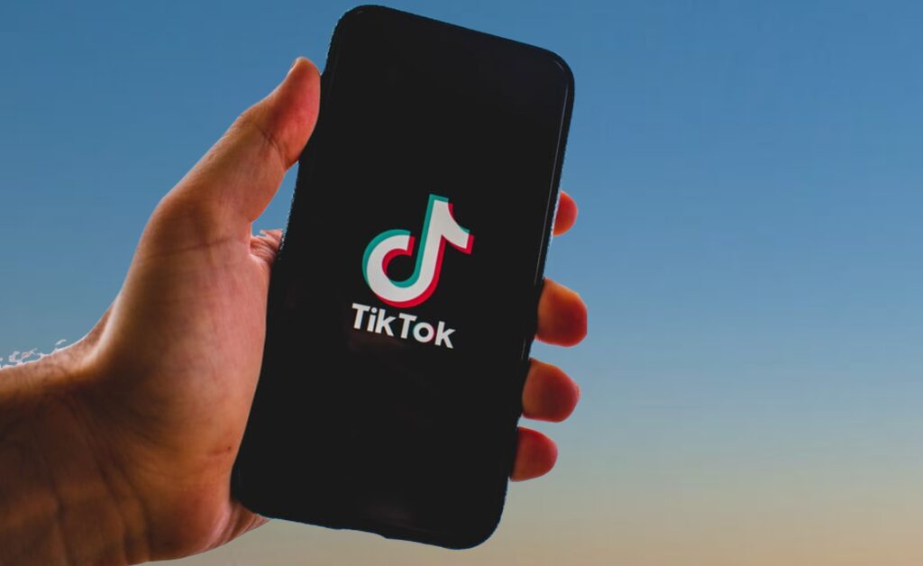 tiktok accuse usa sede londra rimossi video