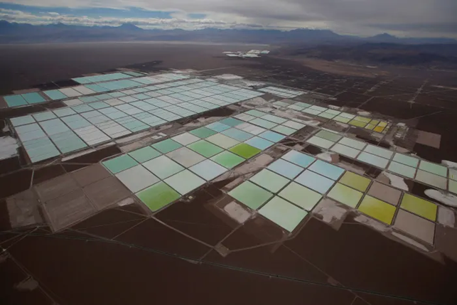 Piscine di salamoia nel deserto cileno, usate per estrarre litio