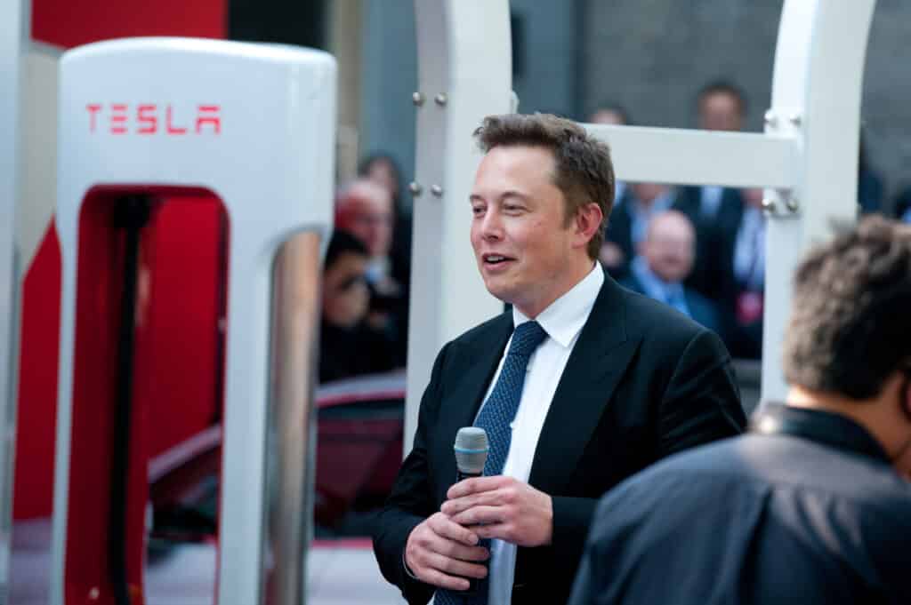 Tesla licenzia 14.000 dipendenti