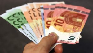 Persona da delle banconote in euro