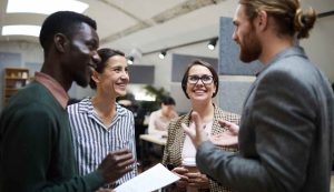 persone al lavoro che parlano