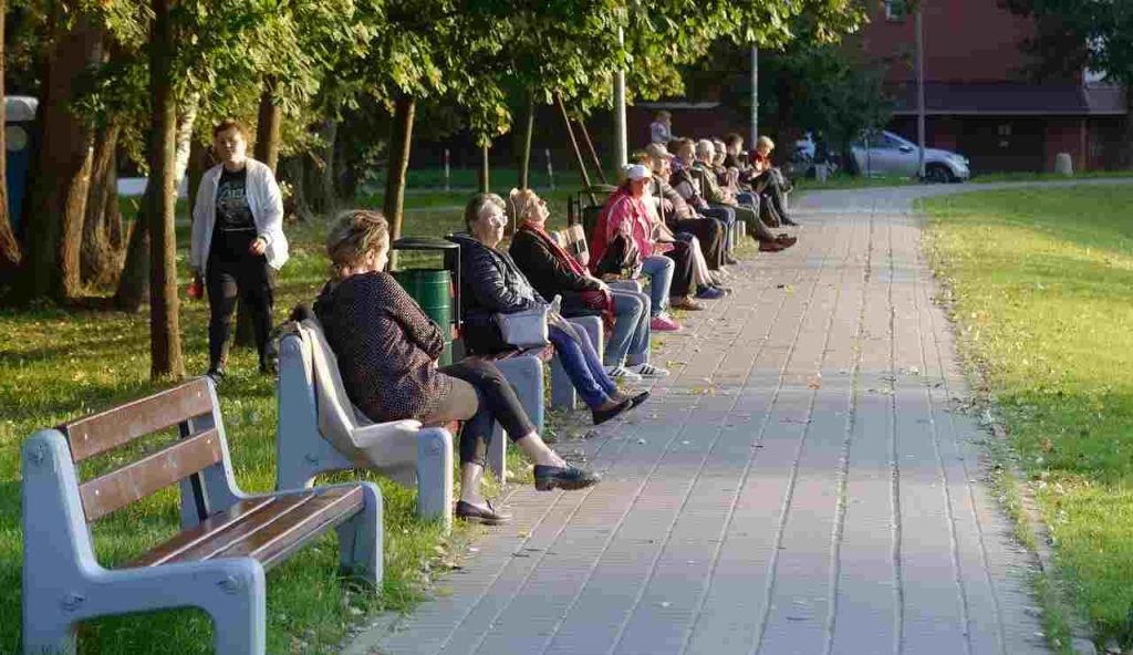 Persone anziane al parco