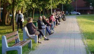 Persone anziane al parco