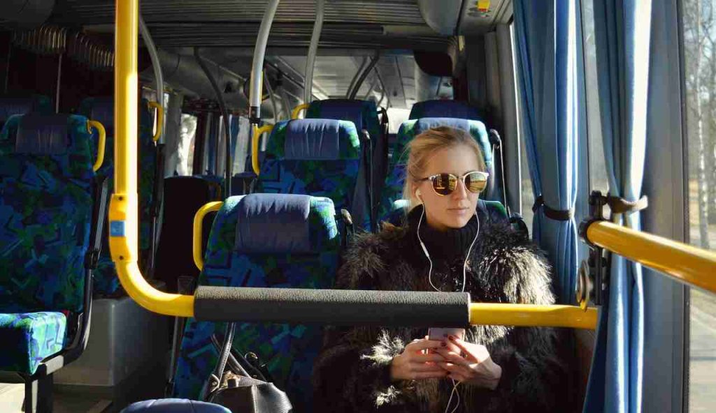 Ragazza sull'autobus