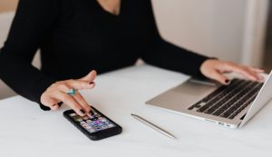 Smartphone a lavoro (Pexels foto)