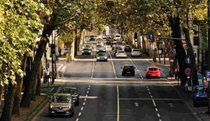 Traffico cittadino con auto