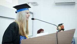 Ragazza discute la tesi