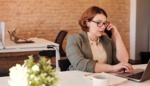 Foto di donna al telefono