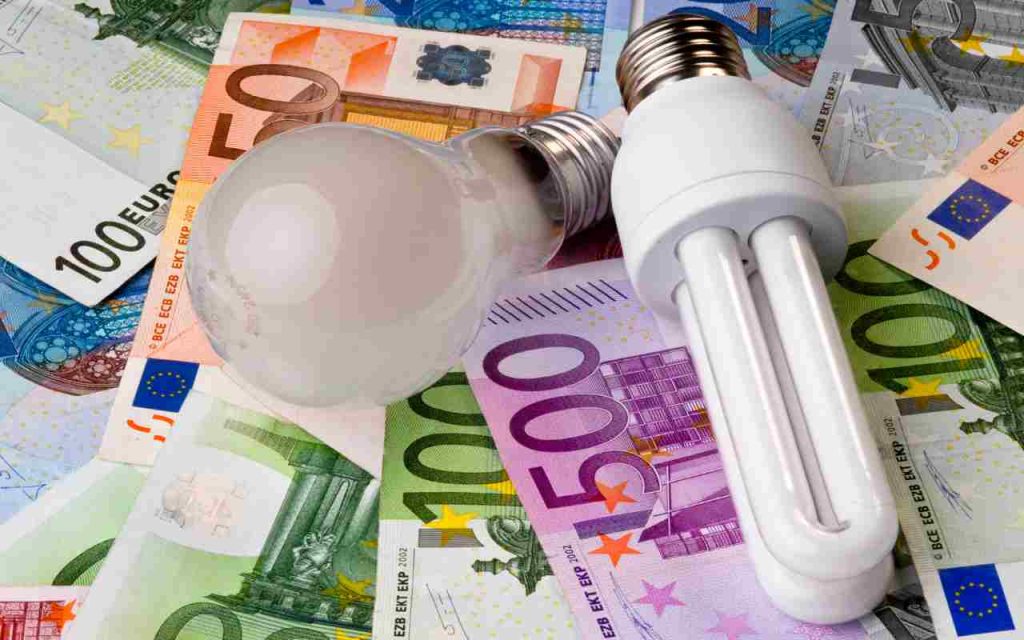 lampadine con soldi in euro