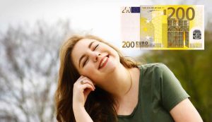 Donna con 200 euro