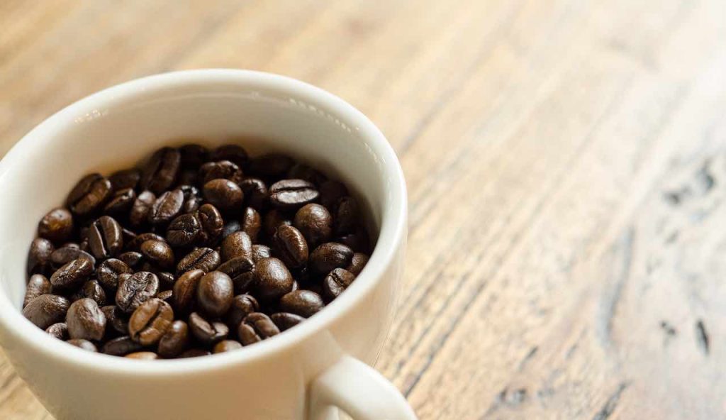 Tazza piena con chicchi di caffè