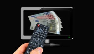 Televisore con euro e mano con telecomando