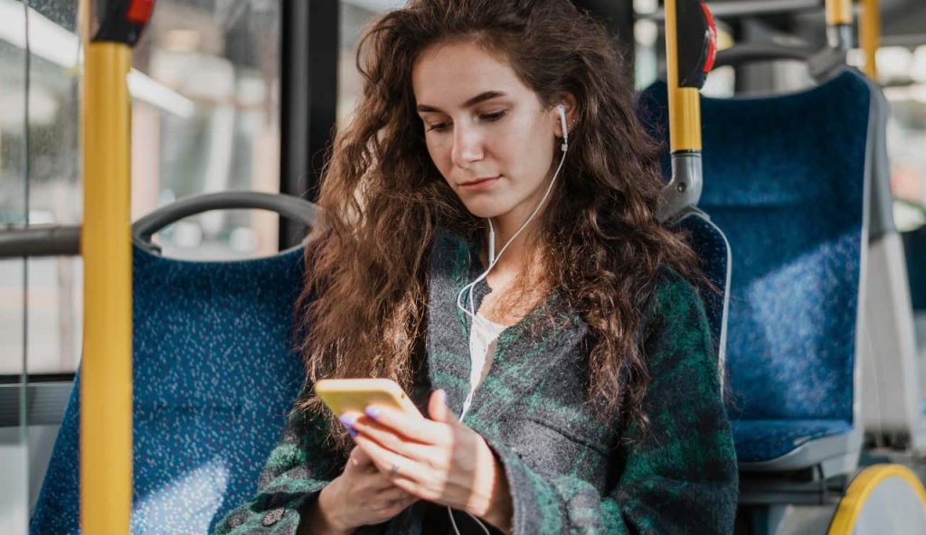 Giovane donna in autobus