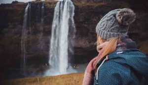 Ragazza che guarda una cascata in Islanda