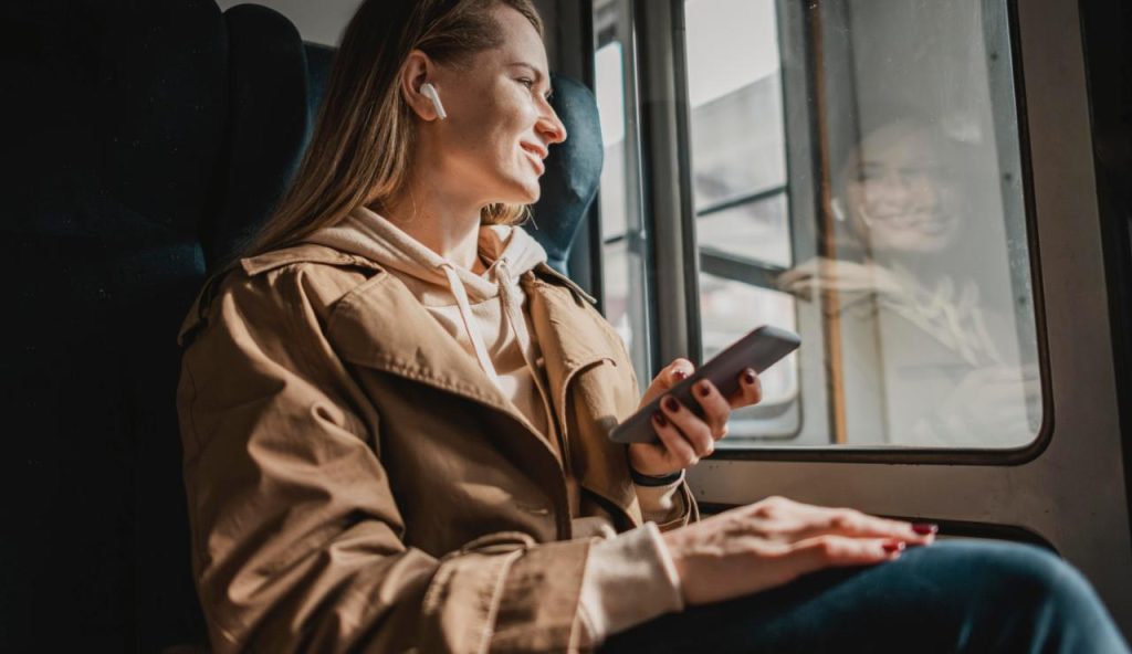 Donna che viaggia in treno